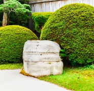 Onix bílý, s proužky v barvě růžové a modré,  60x60x55 cm