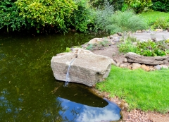 Soliterní kámen s fontánou, růžový