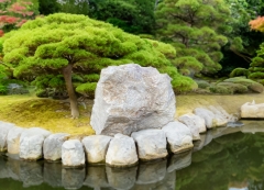 Soliterní kámen s fontánou, bílo-růžovo-černý