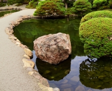 Soliterní kámen s fontánou, béžový 