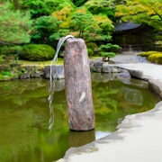 Obelisk s fontánou, fialový, výška 60 cm