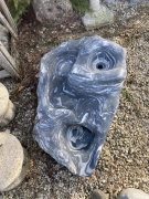 Kamenné pítko z přírodního kamene, černo-bílé