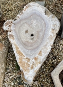 Kamenné pítko/fontána z přírodního kamene, růžového zabarvení 